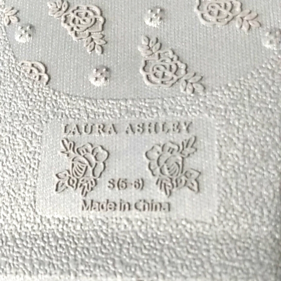 LAURA ASHLEY GRAY FUR MEMORY FOAM SLIPPERS SIZE SMALL 5-6 NWT - Picture 5 of 8